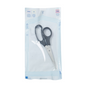 Una sterile forbice monouso Altruan Vivomed con 2 lame appuntite è sicura in una confezione trasparente sterile. Questa forbice ha una marcatura per la sterilizzazione a vapore e un uso corretto con vari simboli e testi lungo il bordo superiore, rendendola perfetta per le esigenze di cura medica.