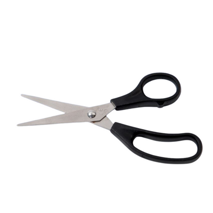 Una sterile forbice monouso Altruan Vivomed con 2 lame appuntite è raffigurata su uno sfondo bianco. Questa forbice ha manici in plastica nera e le lame metalliche aperte e appuntite la rendono adatta per tagliare vari materiali e ideale per esigenze di cura medica precisa.