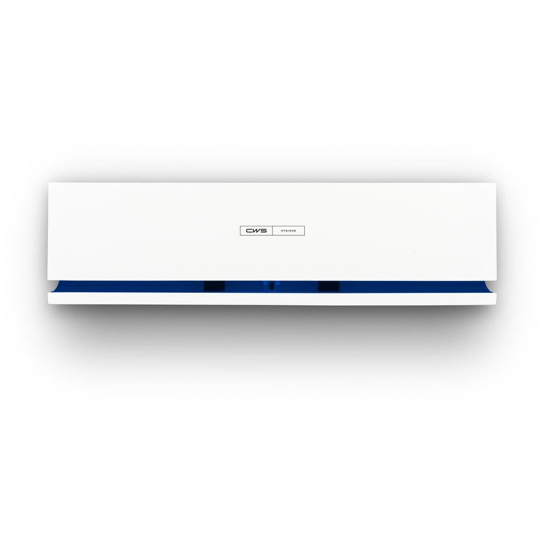 Un diffusore di fragranze Air Bar CWS rettangolare bianco con accento blu e pannello frontale CWS è montato su una parete bianca e si presenta con un design moderno.