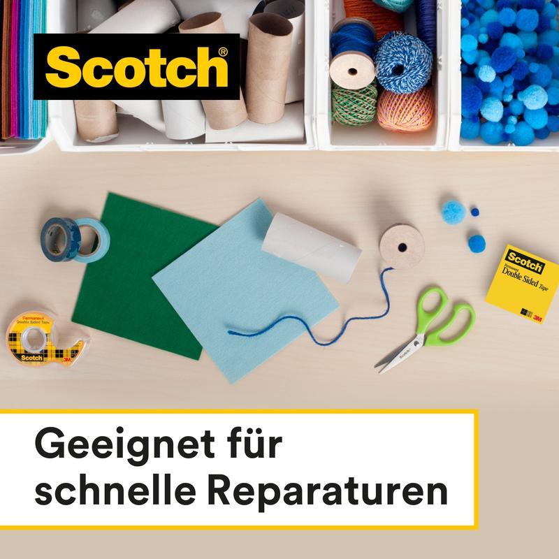 Su un tavolo con materiale per hobby - forbici, carta colorata, corda, tubo di cartone e pompon - si trova il nastro biadesivo Scotch® (confezione di ricarica, 2 rotoli, 12 mm x 6,3 m) di 3M Deutschland GmbH per riparazioni veloci.