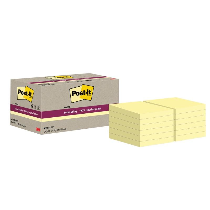 Una scatola con l'iscrizione "Post-it® Super Sticky 100% Recycling Notes, 47,6 mm x 47,6 mm, 70 fogli/blocco, 100% PEFC" della 3M Deutschland GmbH è posizionata accanto a diverse pile di foglietti quadrati gialli.