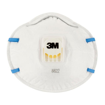Vista frontale della maschera antipolvere 3M™ Cool Flow™ 8822 FFP2 di 3M Deutschland GmbH, una maschera protettiva bianca monouso con valvola di espirazione centrale, bande blu e la scritta "8822" sotto la valvola.