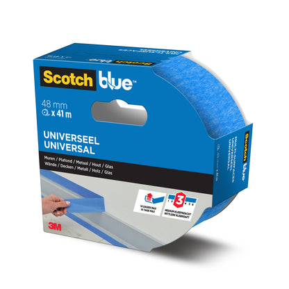 Un rotolo di nastro adesivo per pittori ScotchBlue™ "Multi-Surface" di 3M Deutschland GmbH in blu, 48 mm x 41 m, viene fornito in una scatola di marca blu e bianca con scritte multilingue e un'apertura che mostra il nastro.