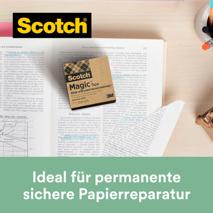 Eine Rolle Scotch® Magic™ Klebeband (19 mm x 30 m, 66 % pflanzlicher Klebstoff, 3M Deutschland GmbH) liegt auf einem offenen Lehrbuch. Stift, Bleistift und weitere Schreibwaren sind nah. Ideal für unsichtbare Papierreparaturen.