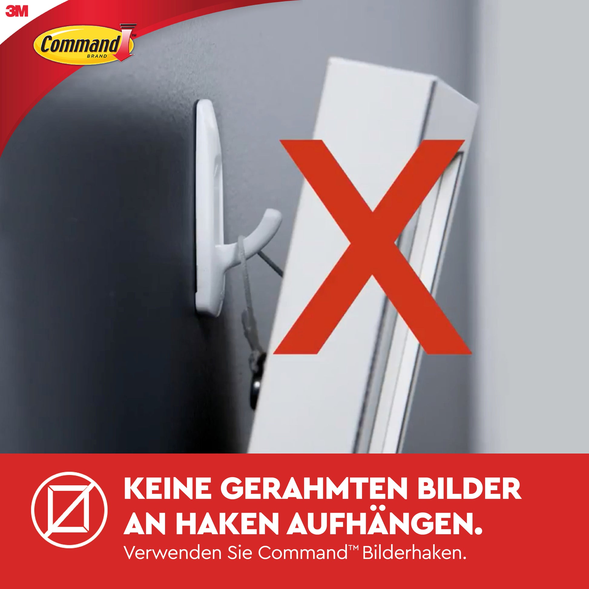 Eine Nahaufnahme eines Bilderrahmens, der falsch an einem Haken mit einem großen roten X darüber hängt. Der deutsche Text rät von Haken ab und empfiehlt stattdessen die Verwendung des Command™ Small Designer-Hakens, 17082, der 3M Deutschland GmbH.