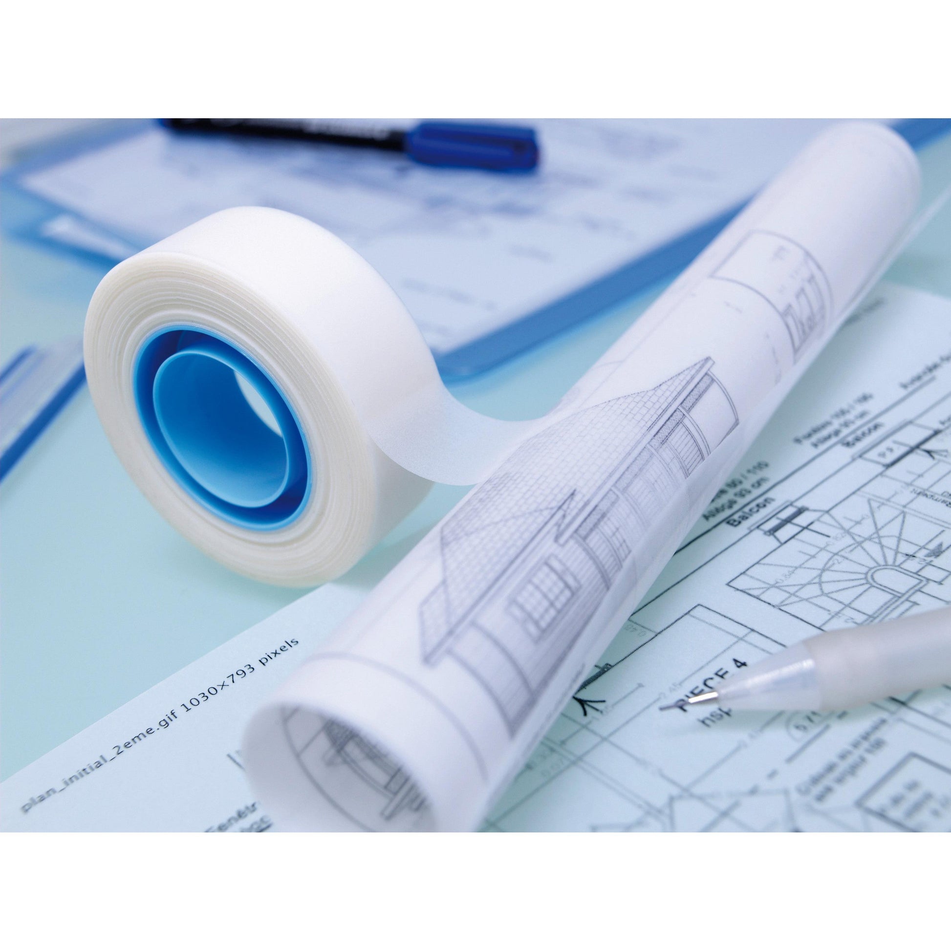 Eine Nahaufnahme von Bauplänen mit einem 3M Scotch® unsichtbares Klebeband, ablösbar, 19 mm x 33 m (1 Rolle) von 3M Deutschland GmbH, sowie einem Stift auf dem Schreibtisch; weitere Pläne und Schreibutensilien im Hintergrund.