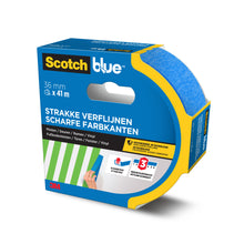 Eine 36 mm x 41 m große Rolle ScotchBlue™ Malerabdeckband für scharfe Linien von 3M Deutschland GmbH, in blauer Verpackung mit niederländischem und deutschem Etikett, entwickelt für scharfe Lackierlinien auf unterschiedlichen Oberflächen; die Verpackung zeigt Merkmale und Anwendungsbilder.