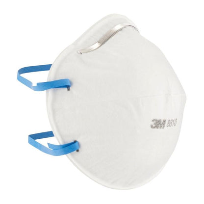 La maschera antiparticolato 3M™ 8810, FFP2, senza valvola (confezione da 3) di 3M Deutschland GmbH è una maschera protettiva monouso bianca con clip nasale in metallo e bande elastiche blu per una protezione respiratoria affidabile.
