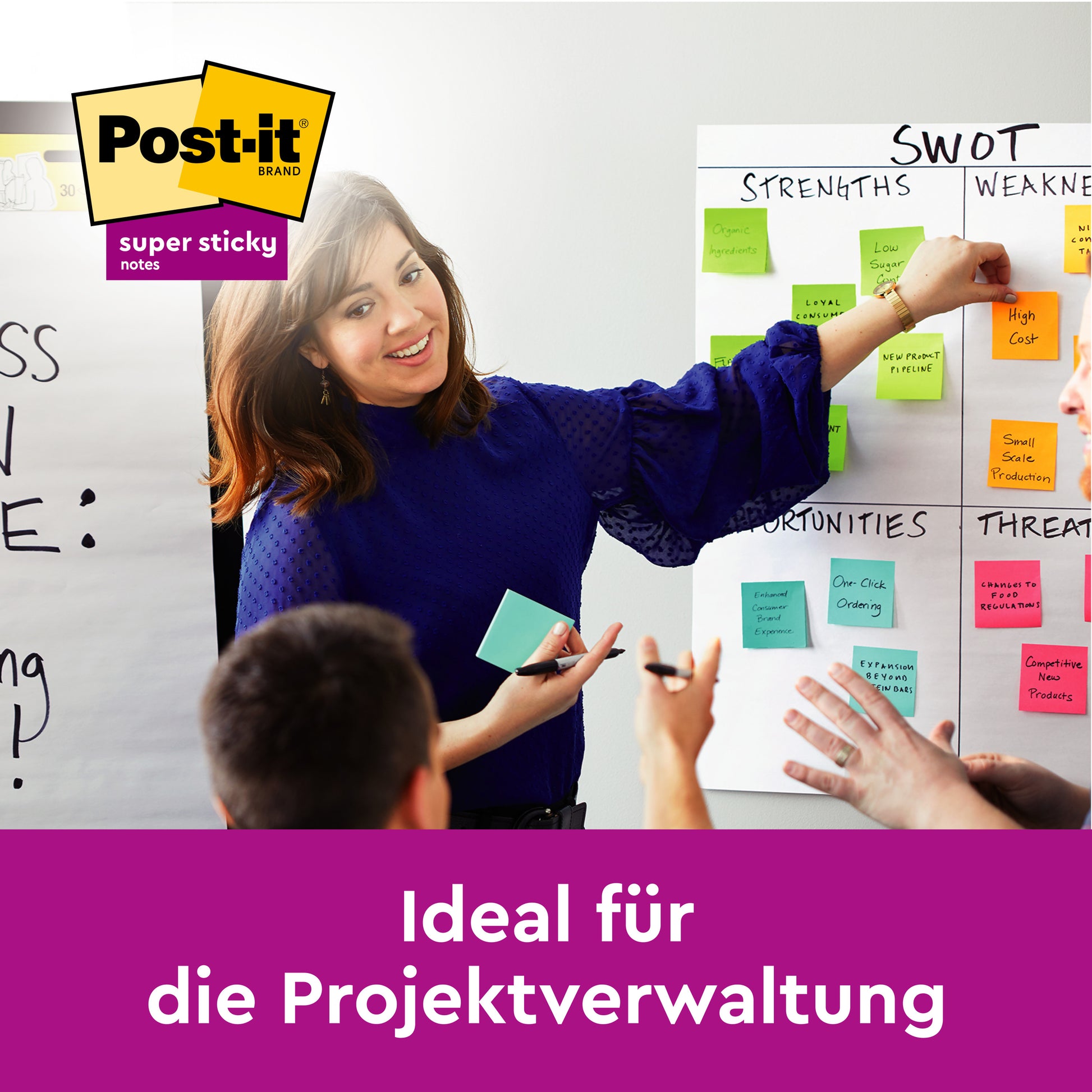 Eine Frau in blauer Bluse leitet eine Gruppe an einer SWOT-Tafel, die mit gelben Post-it® Notes (76x76 mm, 90 Blatt/Block, 100% PEFC) der 3M Deutschland GmbH beklebt ist. Jemand zeigt auf die Notizen. Text: "Ideal für die Projektverwaltung", mit Post-it Logo.