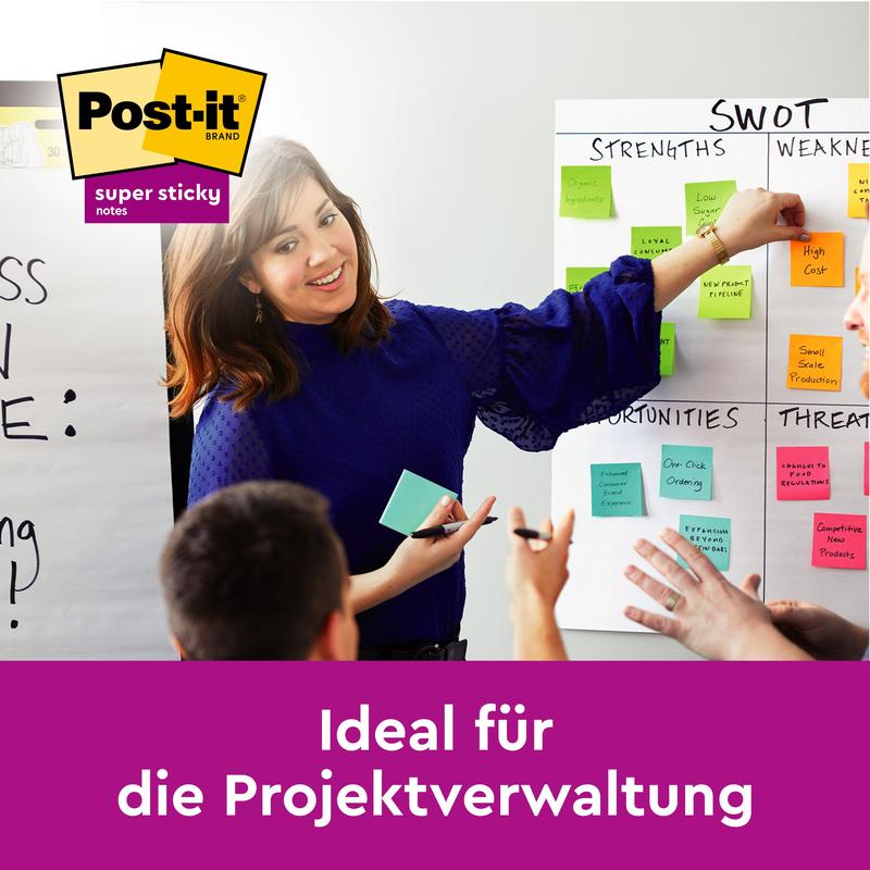 Una donna indica una lavagna SWOT con foglietti adesivi colorati mentre un gruppo discute; il logo 3M Post-it® Super Sticky Notes e l'indicazione "Ideale per la gestione dei progetti" sono visibili.