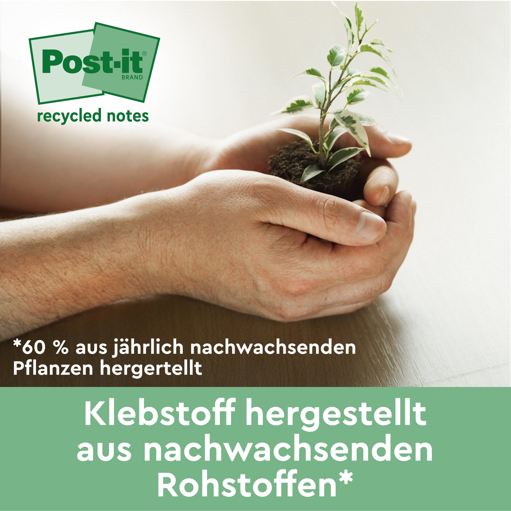 Eine Person hält eine kleine Pflanze mit Erde, auf der das Logo von Post-it® Super Sticky 100% Recycling Notes (47,6 mm x 47,6 mm, 70 Blatt/Block, PEFC) und ein deutscher Text über umweltfreundliche Notizen von 3M Deutschland GmbH zu sehen sind.