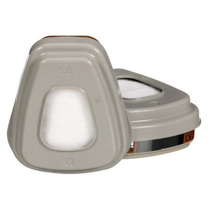 Sono raffigurati due filtri grigi 3M™ 6002-1SP, vapori organici A2P2 della 3M Deutschland GmbH con finestra del filtro bianca centrale e marcature chiare. Protezione ideale contro vapori organici. La confezione contiene 2x6055, 2x5925, 2x501.