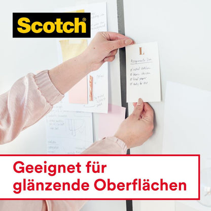 Una persona fissa una nota su una lavagna con Scotch® Crystal Nastro adesivo, trasparente, 1 rotolo, 19 mm x 33 m di 3M Deutschland GmbH. In alto a sinistra è visibile il logo Scotch, sotto il testo "Adatto per superfici lucide".