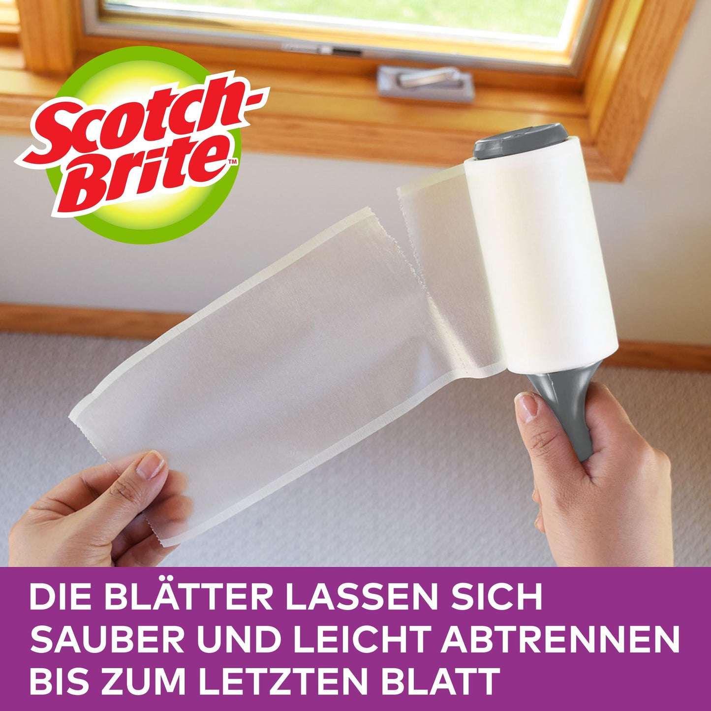 Eine Person zieht ein Blatt von einem Scotch-Brite™ Everyday Clean Fusselroller (30 Blatt, 1/Packung) von 3M Deutschland GmbH ab, mit deutschem Text, der auf die leicht abreißbaren Blätter hinweist - bis zum letzten Blatt. Im Hintergrund ist ein Fenster zu sehen.