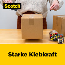 Eine Person verschließt einen Karton mit Scotch® Box Lock™ Verpackungsklebeband 3950-LR3-DC (48 mm x 50 m, 3 Rollen/Packung) von 3M Deutschland GmbH. "Starke Klebkraft" und das Scotch-Logo sind auf Gelb abgebildet; ideal für Kartonverpackungen.