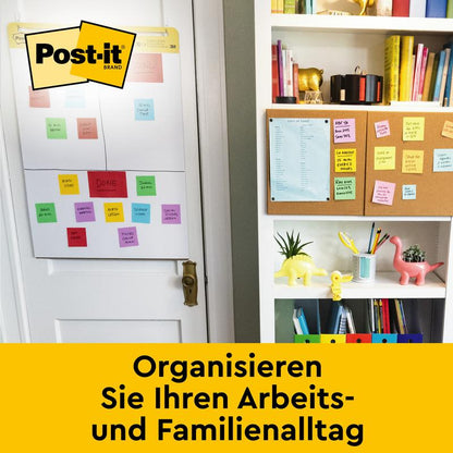 Un ufficio dispone di una porta bianca con un 3M Post-it® Super Sticky Mini Meeting Chart autoadesivo/Flipchart Mini 577SS (38 x 45,7 cm), nonché una parete di sughero, una libreria con libri, piante e articoli di cancelleria. Testo: "Organizza la tua vita lavorativa e familiare."