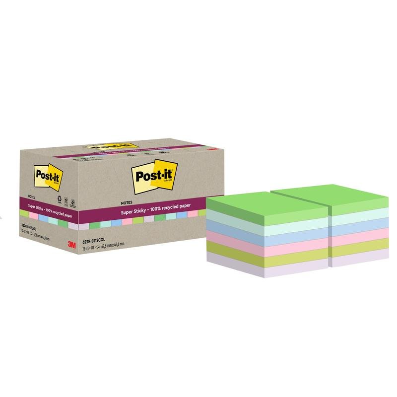 Una scatola di Post-it® Super Sticky 100% Recycling Notes (47,6 x 47,6 mm, 70 fogli/blocco, 100% PEFC) di 3M Deutschland GmbH è mostrata accanto a pile di note adesive verdi, blu, viola, rosa e gialle.