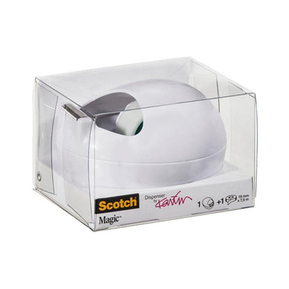 Un dispenser da tavolo Scotch™ Karim Rashid di 3M Deutschland GmbH si trova in una confezione di plastica trasparente con un distributore bianco e un'etichetta sul davanti, su cui sono riportati dettagli di marca e prodotto in caratteri neri e gialli.