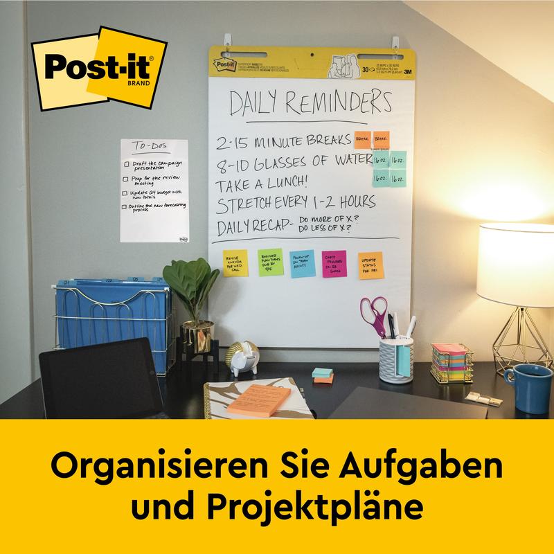 Una scrivania con materiali d'ufficio, una lampada e una lavagna con la scritta "Promemoria quotidiani" sul Post-it® Super Sticky Mini Meeting Chart autoadesivo 577SS di 3M Deutschland GmbH. Il logo del marchio Post-it appare in alto a sinistra, sopra un testo tedesco sull'organizzazione dei compiti e dei piani.