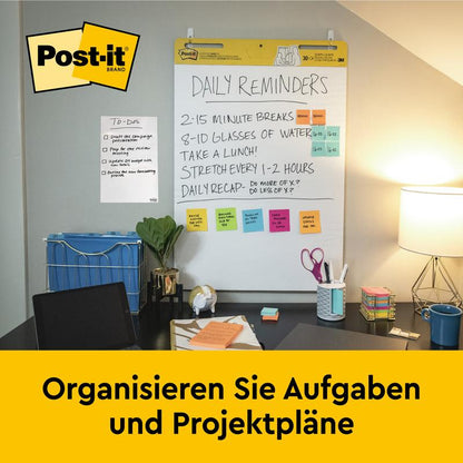 Una scrivania con materiali d'ufficio, una lampada e una lavagna con la scritta "Promemoria quotidiani" sul Post-it® Super Sticky Mini Meeting Chart autoadesivo 577SS di 3M Deutschland GmbH. Il logo del marchio Post-it appare in alto a sinistra, sopra un testo tedesco sull'organizzazione dei compiti e dei piani.