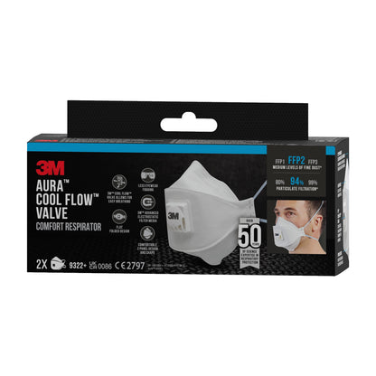 Una scatola nera con accenti blu e bianchi mostra la 3M™ Aura™ Comfort Cool Flow™ Maschera antiparticolato 9322+, FFP2, con valvola di 3M Deutschland GmbH con un'immagine della maschera, dettagli del prodotto, grado di filtrazione e simboli per 2 maschere per scatola.
