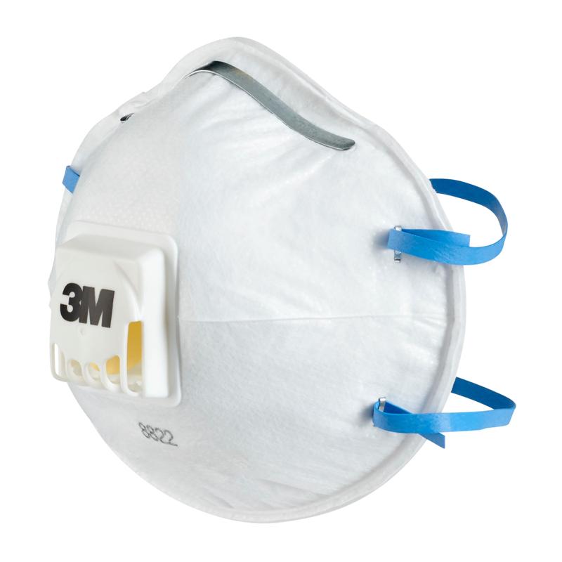 Una maschera antipolvere 3M™ Cool Flow™ 8822, FFP2, con valvola di 3M Deutschland GmbH in bianco con banda elastica blu è mostrata inutilizzata e leggermente inclinata su sfondo bianco.
