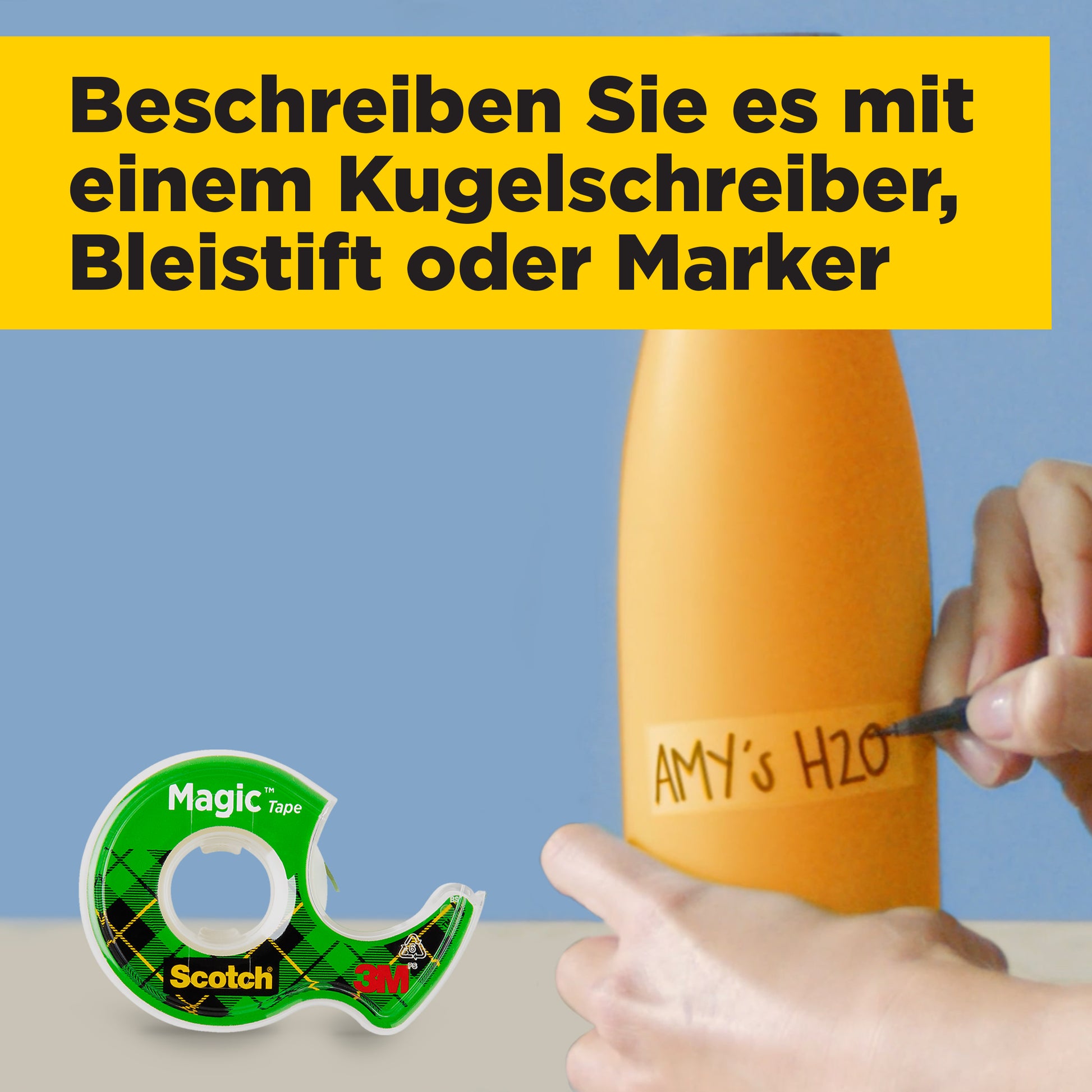 Eine Hand schreibt mit einem schwarzen Marker "AMY'S H2O" auf eine orangefarbene Flasche. Davor liegt eine Rolle Scotch® Magic™ Unsichtbares Klebeband (19 mm x 7,5 m, 2 Rollen + 1 Handabroller GRATIS) von 3M Deutschland GmbH. Der deutsche Text oben erklärt die Beschriftungsanweisungen.