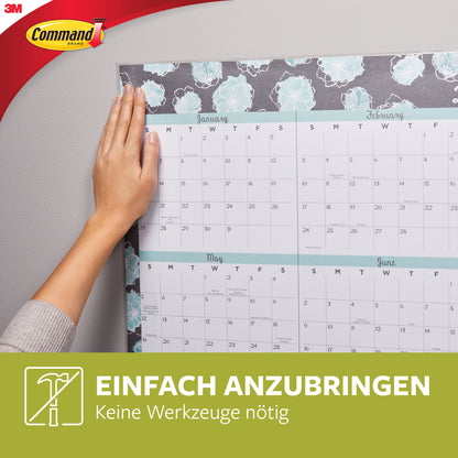 Eine Person befestigt einen großen floralen Wandkalender mit Command™ Poster-Strips im Vorteilspack, 17024-VP von 3M Deutschland GmbH. Der deutsche Text lautet: "Einfach anzubringen. Keine Werkzeuge nötig." Es erscheint das 3M Command-Logo.