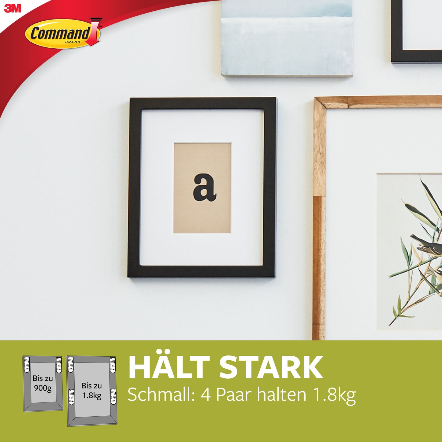 Eine beigefarbene Wand zeigt vier gerahmte Bilder, darunter eines mit einem kleinen "a". Das 3M Command™ Logo erscheint oben links. Text: "HÄLT STARK: Schmall: 4 Paar halten 1.8kg", Förderung der klebefreien Bildaufhängung mit Kleine weiße Command™ Bilder-Montage Strips S 17202 von 3M Deutschland GmbH-Aufhängen ohne Bohren.