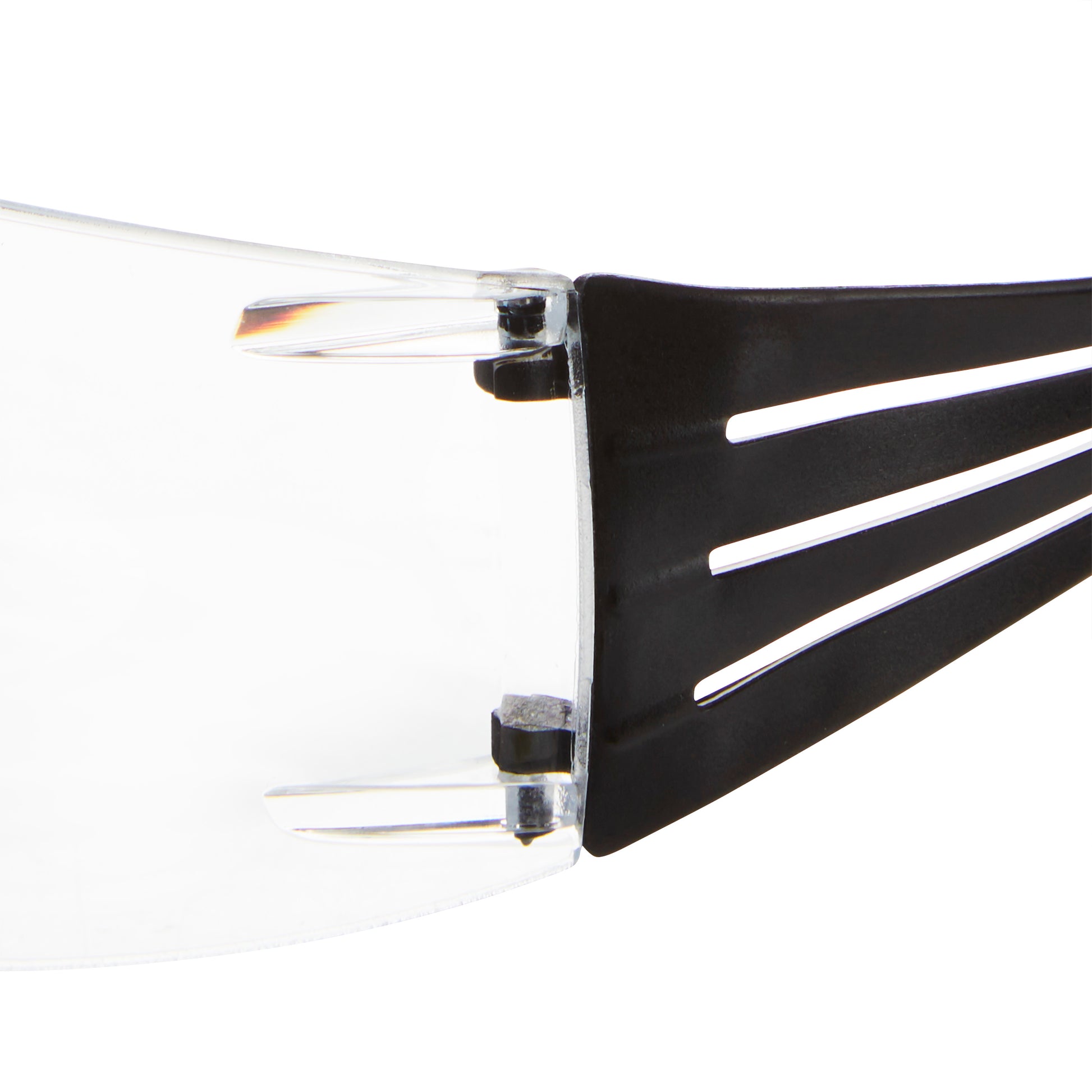 Nahaufnahme des Scharniers der 3M™ SecureFit™ Lese-Schutzbrille von 3M Deutschland GmbH, die die klare Scheibe an einem schwarzen Bügel mit drei länglichen Aussparungen zeigt.