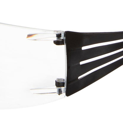 Primo piano della cerniera degli occhiali protettivi da lettura 3M™ SecureFit™ di 3M Deutschland GmbH, che mostra la lente chiara su un'asta nera con tre aperture allungate.