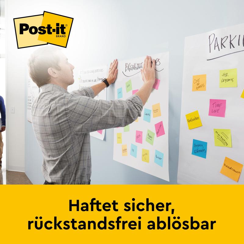 Un uomo attacca Post-it® Super Sticky Notes su un 3M Deutschland GmbH Mini Meeting Chart/Flipchart Mini 577SS (38x45,7cm, 20 fogli), che è dotato del logo del marchio Post-it e di un testo tedesco sulla tenuta sicura e la rimozione senza residui.