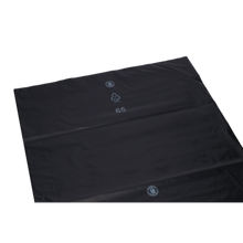 Die schwarze Kunststofffolie DEISS 95006 (750+200x1100, Typ 100) der EMIL DEISS KG mit drei weißen Kreisen und der Zahl 6,5 ist ideal für Versandkartons oder als vielseitige Verpackung. Geliefert in einem Karton mit 100 Stück, abgebildet auf weißem Hintergrund.