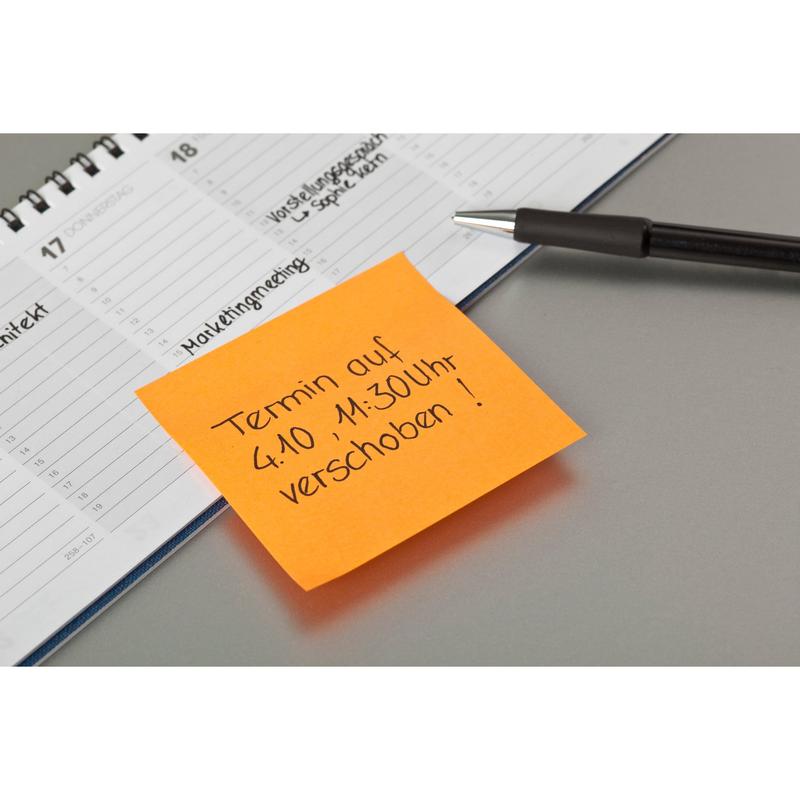 Una penna nera, un planner aperto e un foglietto Post-it® della 3M Deutschland GmbH (76 mm x 76 mm, 100 fogli/blocco, 100% PEFC) con la scritta "Appuntamento il 4.10., 11:30 spostato!" sono posati sul planner.