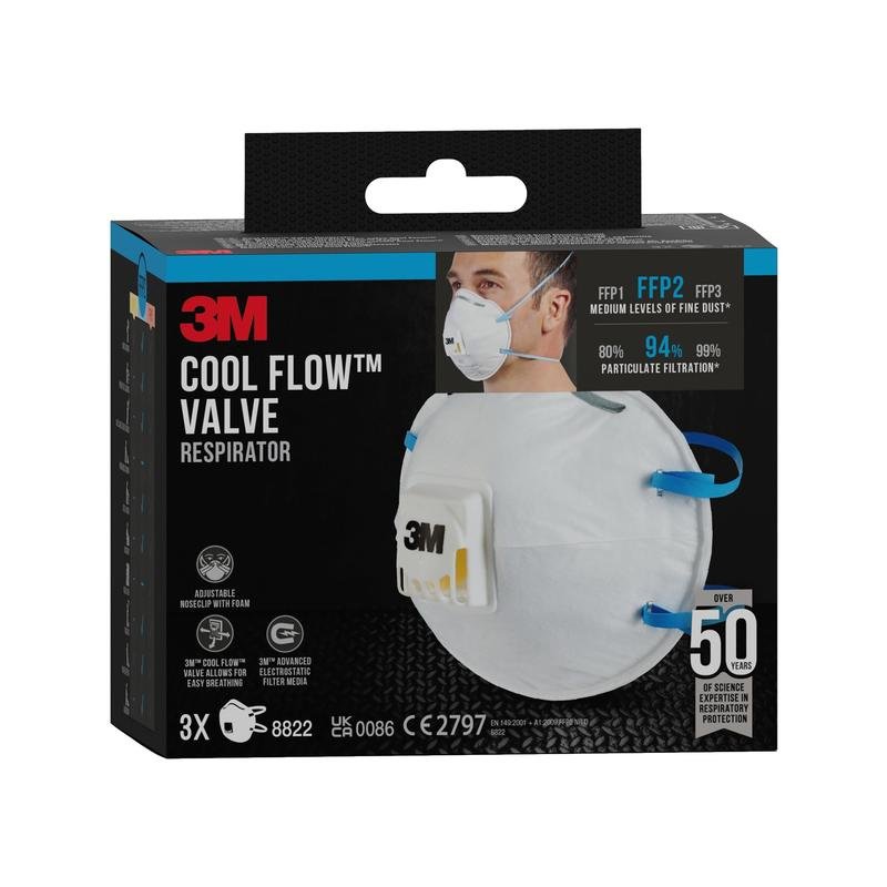 Una scatola nera di maschere antipolvere 3M™ Cool Flow™ 8822, FFP2 con valvola della 3M Deutschland GmbH mostra una persona che indossa la maschera e evidenzia la protezione FFP2 e la filtrazione al 94%. Contiene una confezione di 3 maschere contro le polveri sottili.