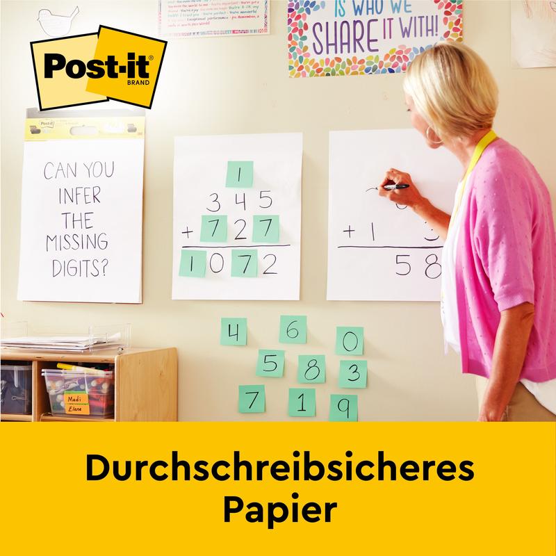 Una donna scrive un'equazione matematica su un Post-it® Super Sticky Mini Meeting Chart autoadesivo (38 x 45,7 cm) di 3M Deutschland GmbH, con "Carta resistente alla scrittura" e il logo del marchio Post-it in basso.