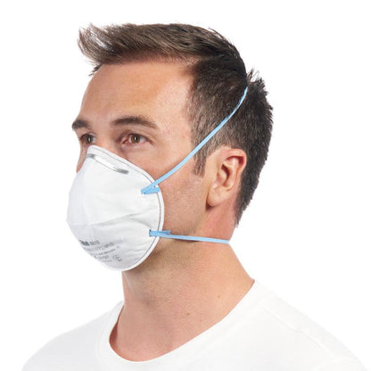 Un uomo che indossa una maschera antiparticolato 3M™ 8810, FFP2, senza valvola (3M Deutschland GmbH) è visibile di profilo su uno sfondo bianco semplice.