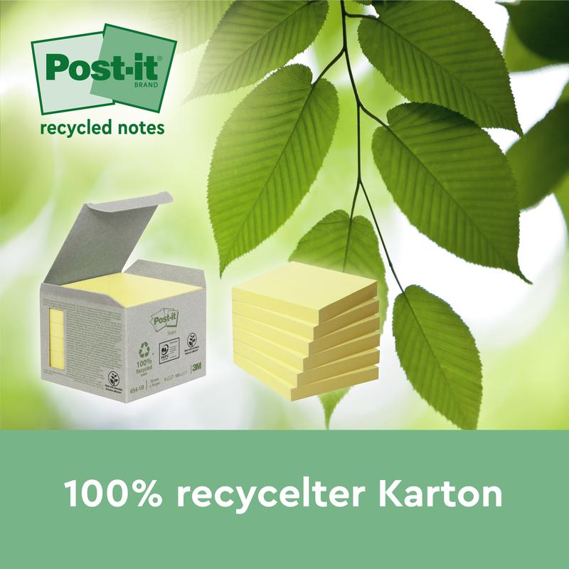 Una scatola di Post-it® Recycling Z-Notes (76 mm x 76 mm, 100 fogli/blocco, 100% PEFC) della 3M Deutschland GmbH è raffigurata accanto a una pila di fogli e foglie verdi. Lo sfondo verde è decorato con un motivo a foglia e il testo: "Cartone riciclato al 100%."