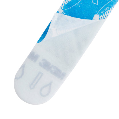 Primo piano di un Command™ Strip 17021B, taglia M (3M Deutschland GmbH), parzialmente rimosso dal suo supporto in carta blu-bianca, con simboli e testi stampati visibili sotto.