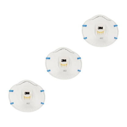 Tre maschere antipolvere 3M™ Cool Flow™ 8822, FFP2 con valvola di 3M Deutschland GmbH con valvole gialle e bande blu sono disposte diagonalmente su uno sfondo bianco.