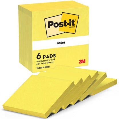 Una confezione di Post-it® Notes della 3M Deutschland GmbH contiene sei blocchi gialli nel formato 76 mm x 76 mm con 100 fogli ciascuno, realizzati con carta certificata 100% PEFC. La confezione mostra il logo 3M e la disposizione a ventaglio dei blocchi.