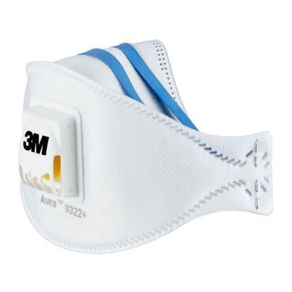 La 3M™ Aura™ Comfort Cool Flow™ Maschera antiparticolato 9322+, FFP2, di 3M Deutschland GmbH è una maschera respiratoria monouso bianca con fascia blu e una valvola di espirazione sulla parte anteriore, raffigurata su uno sfondo monocromatico.