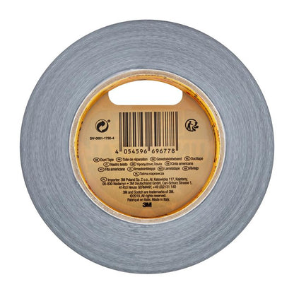 Un rotolo di nastro adesivo Scotch® Universal 2904 (50 m x 48 mm) della 3M Deutschland GmbH, visto dall'alto, si distingue per il suo colore grigio e un'etichetta centrale con codice a barre e informazioni sul prodotto in diverse lingue.