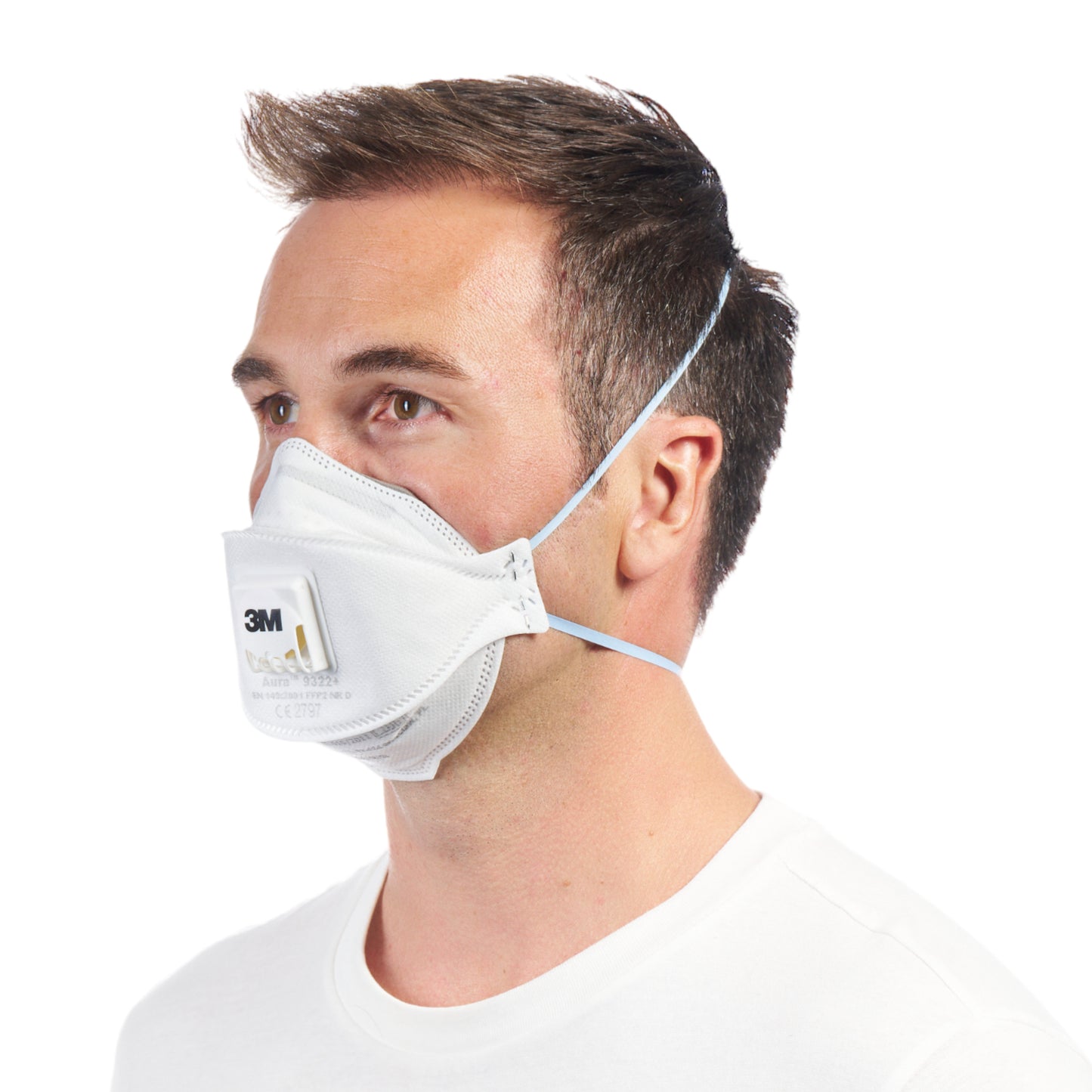 Un uomo con capelli corti castani, in una semplice camicia bianca, indossa una 3M™ Aura™ Comfort Cool Flow™ Maschera antiparticolato 9322+ FFP2 con valvola di 3M Deutschland GmbH, fissata con bande elastiche e leggermente inclinata verso sinistra.
