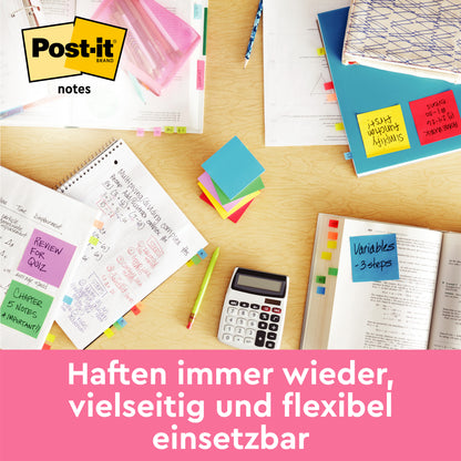 Una scrivania con quaderni aperti, fogli sparsi, una calcolatrice, penne e cubi di Post-it® Notes della 3M Deutschland GmbH (76 mm x 76 mm, 450 fogli per blocco, 100% PEFC) sparsi ovunque. Il testo in basso dice: "Adesivi ripetuti, versatili e flessibili da usare.