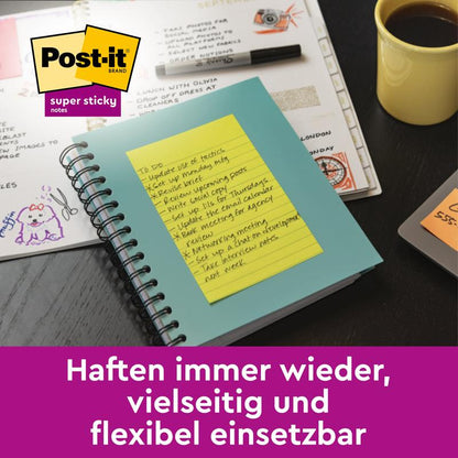Un quaderno verde con un Post-it® Super Sticky Notes giallo in formato grande, rigato (102 mm x 152 mm, 45 fogli, 100% PEFC) di 3M Deutschland GmbH si trova su una scrivania; il testo tedesco annota una tenuta extra forte per i tuoi ricordi più importanti.