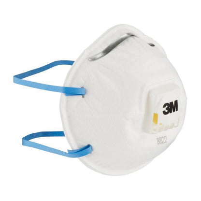 La maschera antiparticolato 3M™ Cool Flow™ 8822, FFP2, di 3M Deutschland GmbH ha un design bianco con bande blu, clip nasale in metallo e valvola frontale. Il modello di maschera 8822 è raffigurato su uno sfondo bianco.