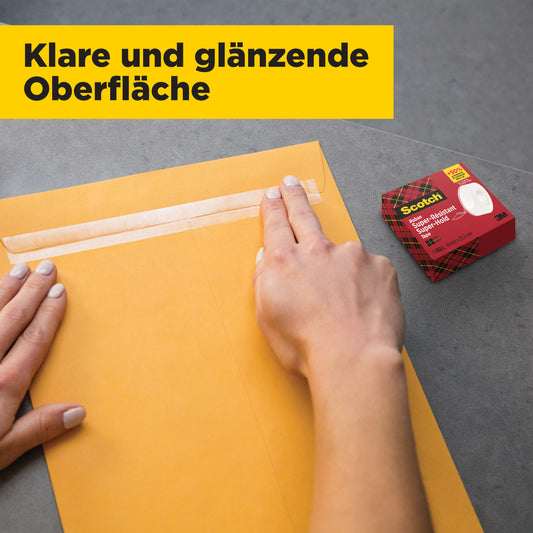 Eine Person verschließt einen großen braunen Umschlag mit Scotch® Super-Hold Secure Tape (1 Rolle, 19 mm x 25,4 m) von 3M Deutschland GmbH. Der Karton steht auf einer grauen Fläche. Der deutsche Text in der Ecke lautet: "Klare und glänzende Oberfläche.