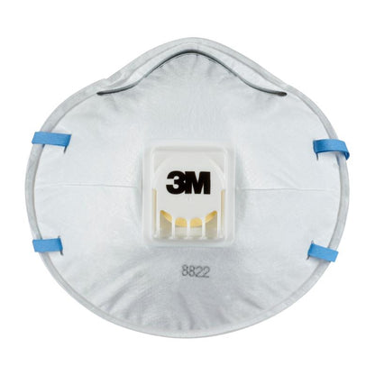 La maschera antipolvere 3M™ Cool Flow™ 8822, FFP2, di 3M Deutschland GmbH è una maschera bianca con ventilazione centrale, bande elastiche blu e la scritta "8822" sotto la valvola.