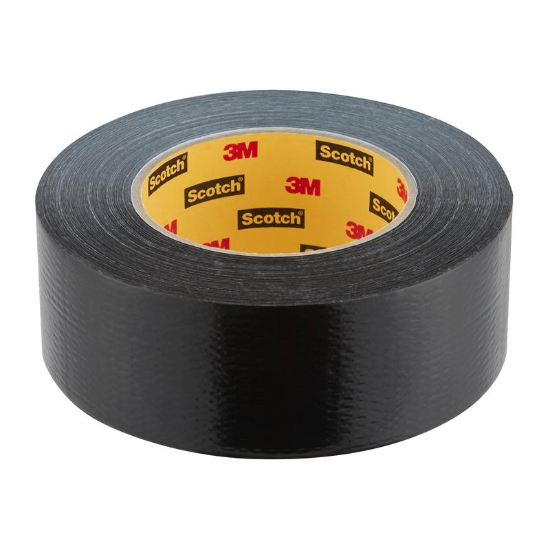 Un rotolo di nastro adesivo Scotch® Universal 2904, 50 m x 48 mm della 3M Deutschland GmbH, con esterno nero e nucleo giallo con i loghi di 3M e Scotch, raffigurato su uno sfondo bianco uniforme.